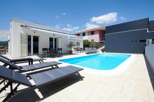 NELA & SARA with heated swimming pool