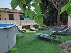 Maisons de vacances Maison entiere avec jardin et piscine entre mer et montagne. : photos des chambres