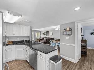 Holiday Surf and Racquet Unit 607