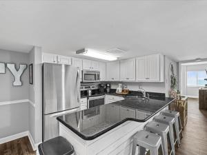 Holiday Surf and Racquet Unit 607