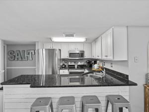 Holiday Surf and Racquet Unit 607