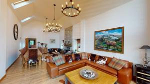 The Eagles Nest - large house with hot tub and sauna