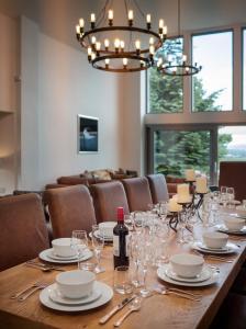 The Eagles Nest - large house with hot tub and sauna