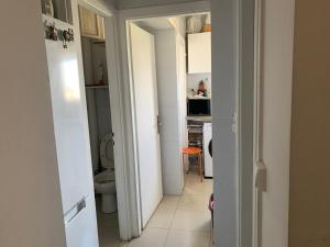 Sejours chez l'habitant Chambre simple avec un lit double a Orly ville : photos des chambres