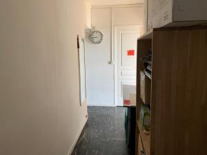 Sejours chez l'habitant Chambre simple avec un lit double a Orly ville : photos des chambres