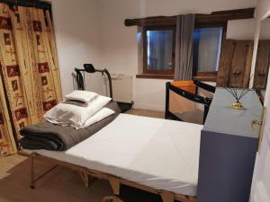 Maisons de vacances Superbe maison en pierre proche Bordeaux &piscine : photos des chambres