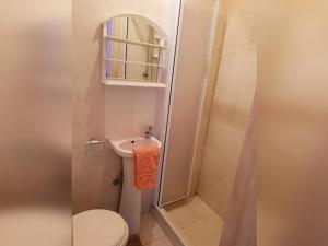 Charming apartment-wifi-sleeps 5