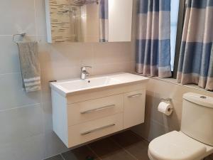 Charming apartment-wifi-sleeps 5