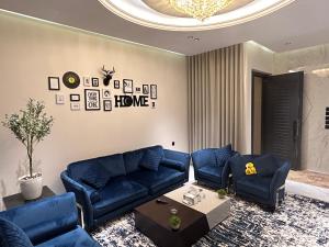 شقة فاخرة غرفة وصالة بالعارض ٢