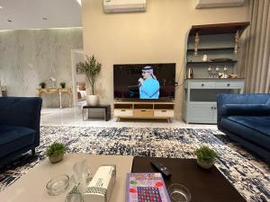 شقة فاخرة غرفة وصالة بالعارض ٢