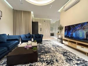 شقة فاخرة غرفة وصالة بالعارض ٢