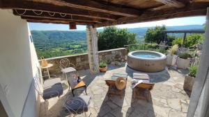 Amazing STUDIO CASA FERMEGLIA with private jacuzzie and perfect panoramic view