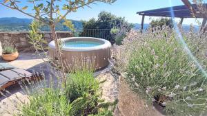 Amazing STUDIO CASA FERMEGLIA with private jacuzzie and perfect panoramic view 