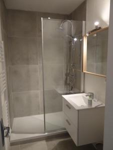 Appartements Studio pour 2, lumineux, 300m de la plage, vue sur la mer : photos des chambres