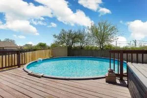 Home with pool near Sea World & Lackland - Dilley