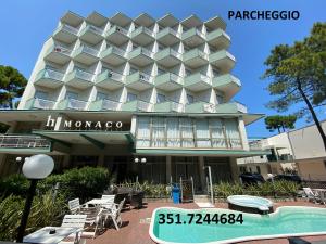 Hotel Monaco - parcheggio e piscina