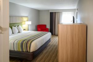 King Room with Roll-In Shower - Disability Access room in Country Inn & Suites by Radisson Greenfield IN