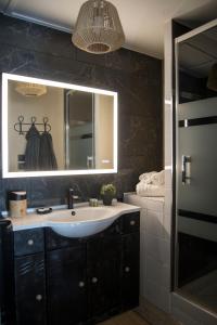 Maisons de vacances COCOONING SPA - Gite avec piscine, jacuzzi, sauna : photos des chambres