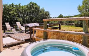 Maisons de vacances Amazing Home In Mercuer With Outdoor Swimming Pool, Wifi And 1 Bedrooms : photos des chambres