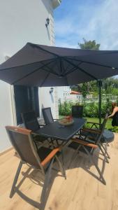 PineTrees Beach House with swimming pool