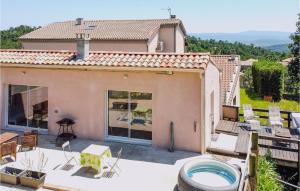 Maisons de vacances Amazing Home In Mercuer With Outdoor Swimming Pool, Wifi And 1 Bedrooms : photos des chambres