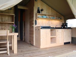 Luxury glamping with private bathroom near the Frisian waters
