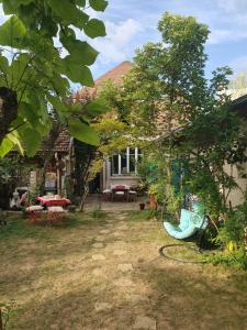 B&B / Chambres d'hotes Le Clos du Moulin Dijon, avec son jardin calme et romantique, la campagne a la ville : photos des chambres