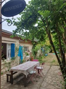 B&B / Chambres d'hotes Le Clos du Moulin Dijon, avec son jardin calme et romantique, la campagne a la ville : photos des chambres