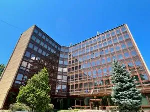 艾斯特拉高级酒店 - 上塔尔卡尼