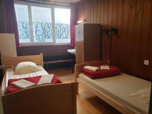 Hotels Hebergement Artense : Chambre Lits Jumeaux avec Salle de Bains Commune