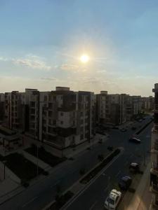 A gorgeous furnished 3 BDs apt