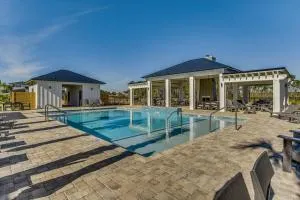 Modern Luxury 4BR Pool Bay Access Outdoor Dining - Lillian