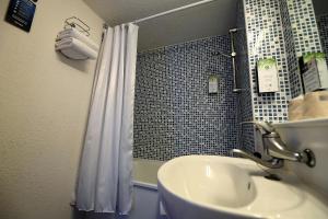 Hotels Kyriad Tarbes Odos : photos des chambres