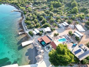 Beach house Danica - resort & tavern BAIN, free transport, pool, Island of Žut - Kornati