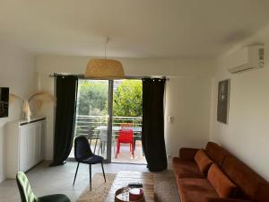 Modern cosy two bedrooms in Cannes , large terrace, 5 minutes from Croisette