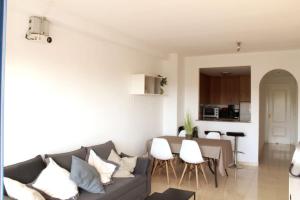Apartamento con vistas, piscina, tenis y cine