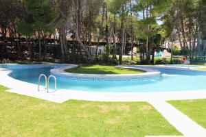 Apartamento con vistas, piscina, tenis y cine