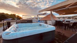 Floating Sea House MAREA 