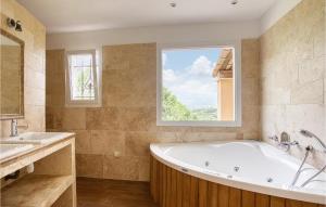 Lovely Home In Fayence With Wifi