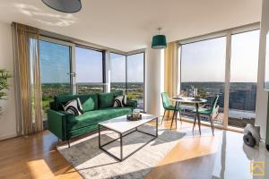 Luxury City Centre Apartment with Free Parking, Smart TV and Fast Wifi by  Yoko Property, Milton Keynes, UK 