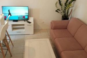 Apartments near beach Trstenik with secure parking