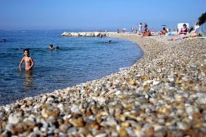 Apartments near beach Trstenik with secure parking