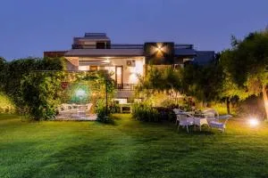 StayVista at The Magnolia Farm with Indoor Pool & Jacuzzi - Derā Nānak