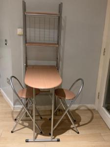 Studio Apartment - Entire Lower Ground Floor - Only 7 Mins Walk Kings Cross St Pancras Station