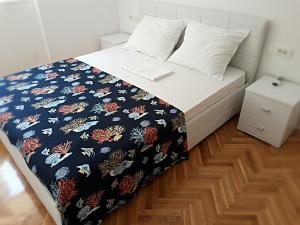 Apartments near beach Trstenik with secure parking