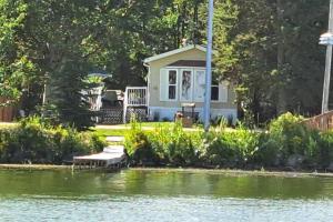 4 Seasons Lakeview Cottage w Private Boating Dock