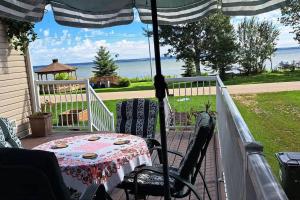 4 Seasons Lakeview Cottage w Private Boating Dock
