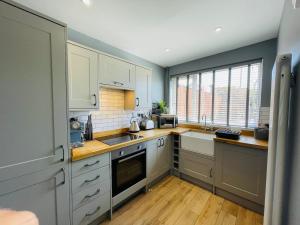 HOT TUB - Miners Cottage - edge of Brecon Beacons National Park - Heritage Town