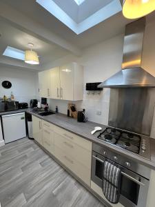 Amo Mews House - Central, Private Patio & Free Parking