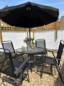 Amo Mews House - Central, Private Patio & Free Parking